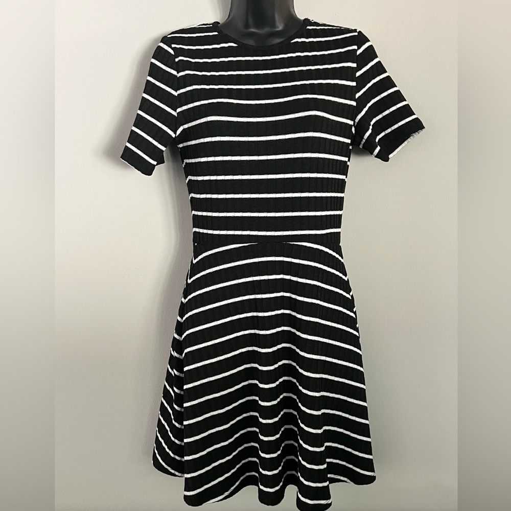 H&M Divided Black/White Striped Mini, Fit & Flare Bottom Dress. Size 6